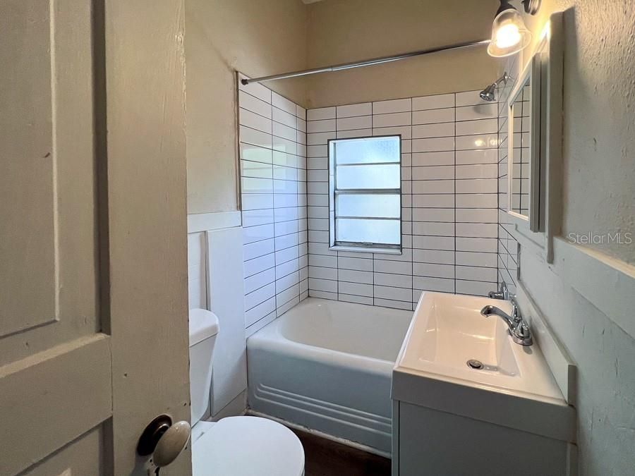 For Rent: $1,200 (1 beds, 1 baths, 720 Square Feet)