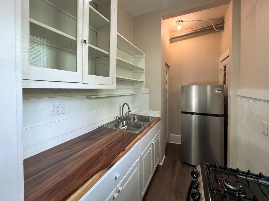 For Rent: $1,200 (1 beds, 1 baths, 720 Square Feet)
