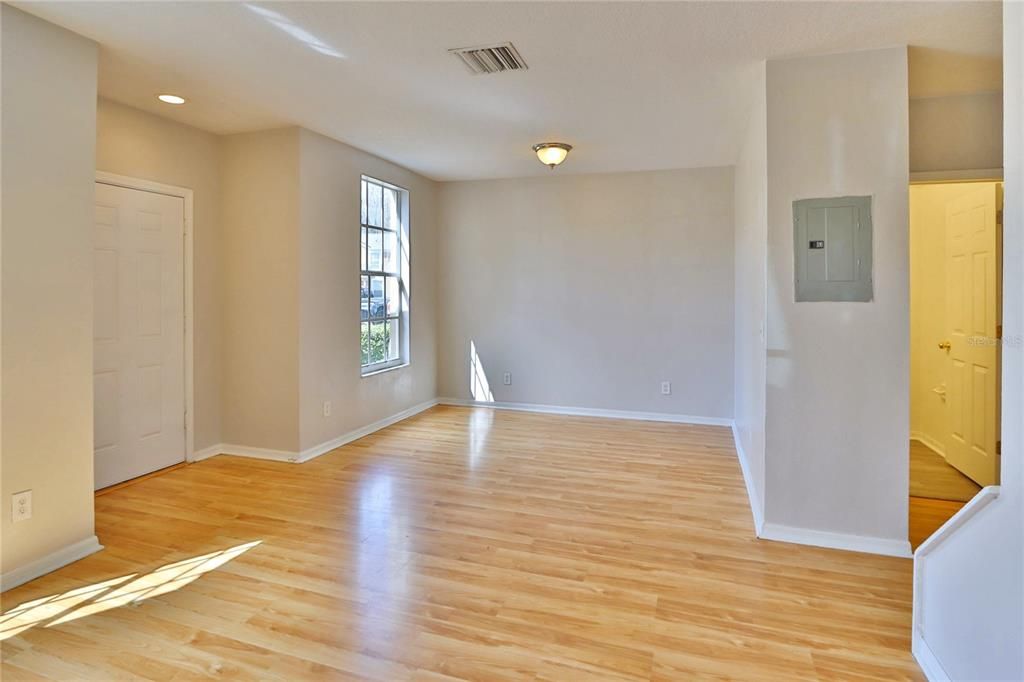 合同活跃: $213,000 (3 贝兹, 2 浴室, 1460 平方英尺)
