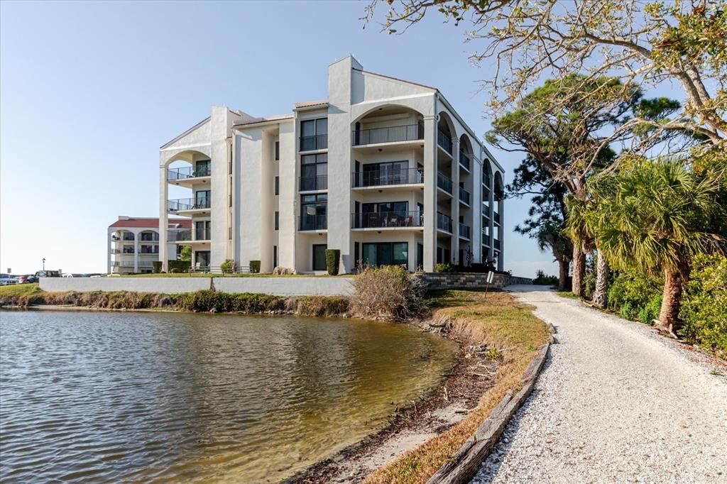 For Sale: $299,999 (1 beds, 1 baths, 968 Square Feet)