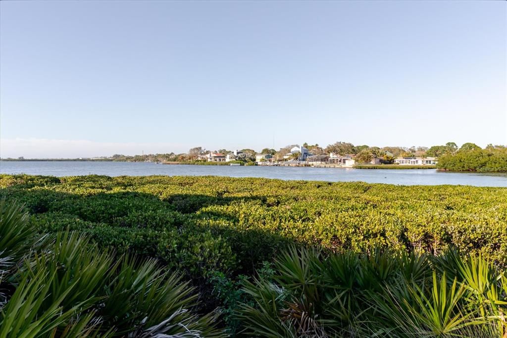For Sale: $299,999 (1 beds, 1 baths, 968 Square Feet)