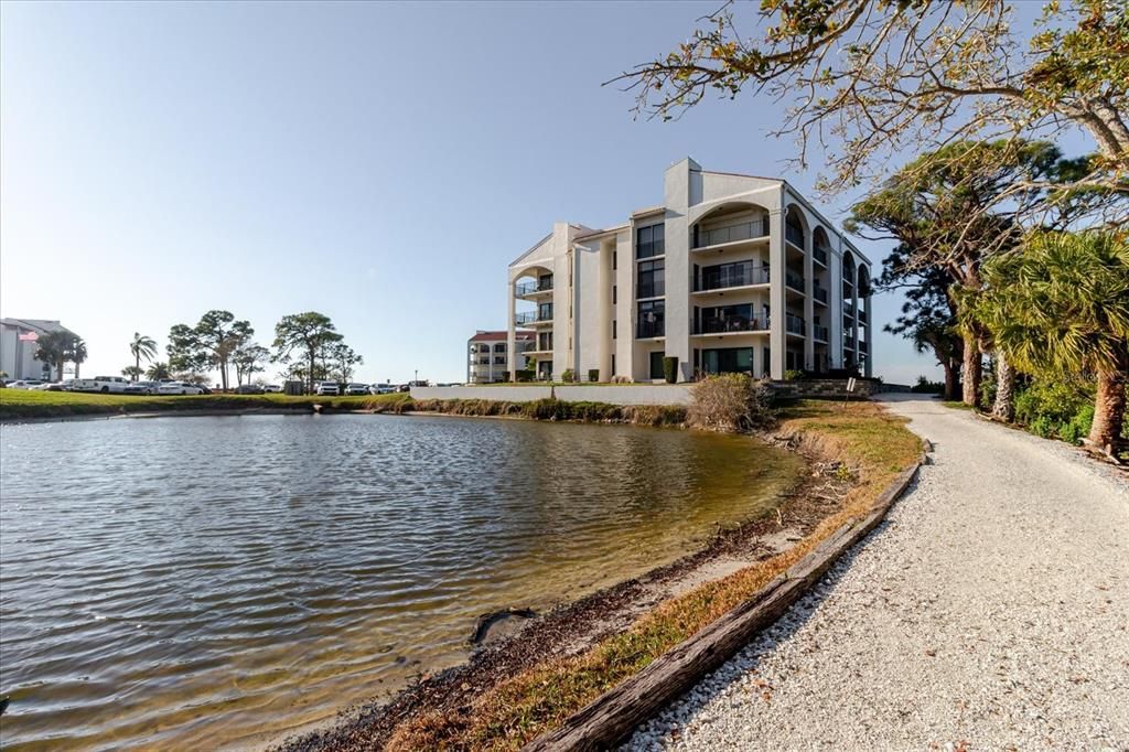 For Sale: $299,999 (1 beds, 1 baths, 968 Square Feet)