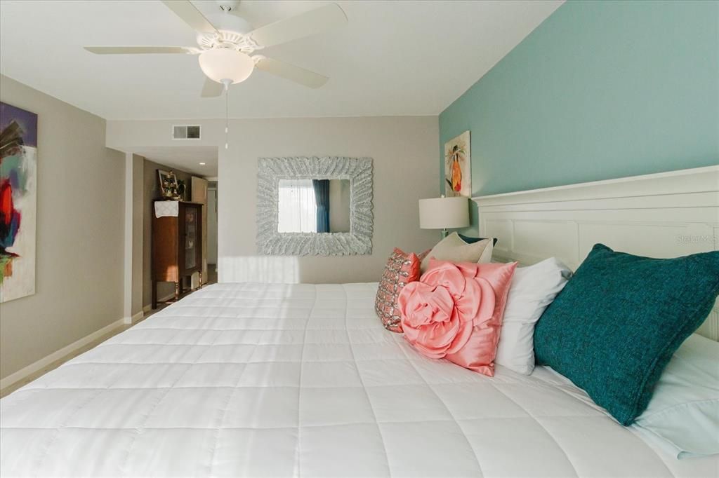 For Sale: $299,999 (1 beds, 1 baths, 968 Square Feet)