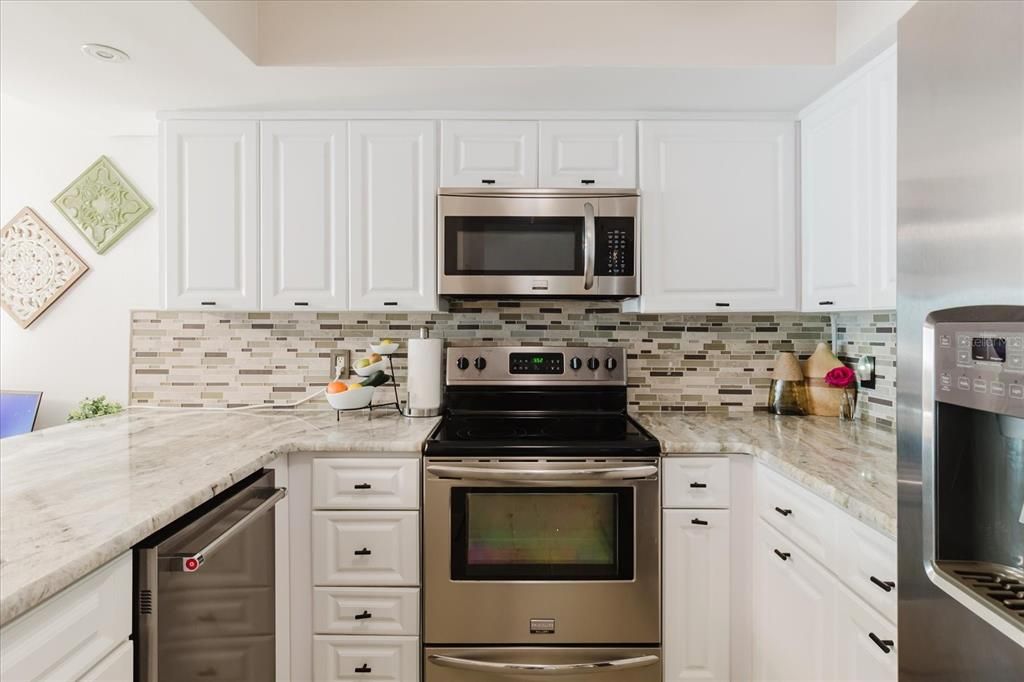 For Sale: $299,999 (1 beds, 1 baths, 968 Square Feet)