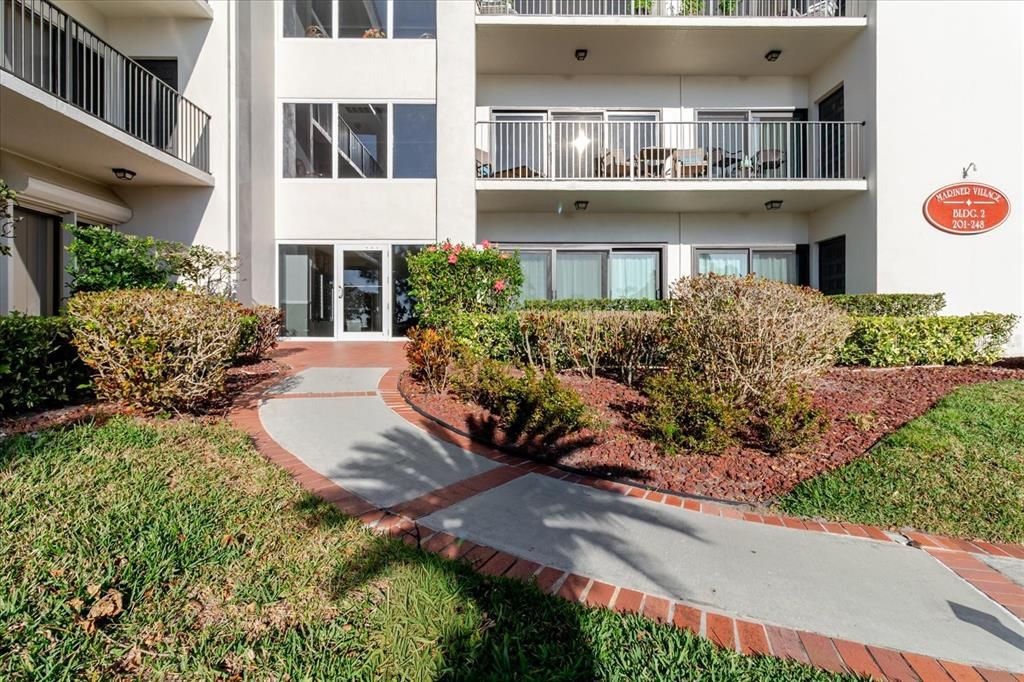For Sale: $299,999 (1 beds, 1 baths, 968 Square Feet)