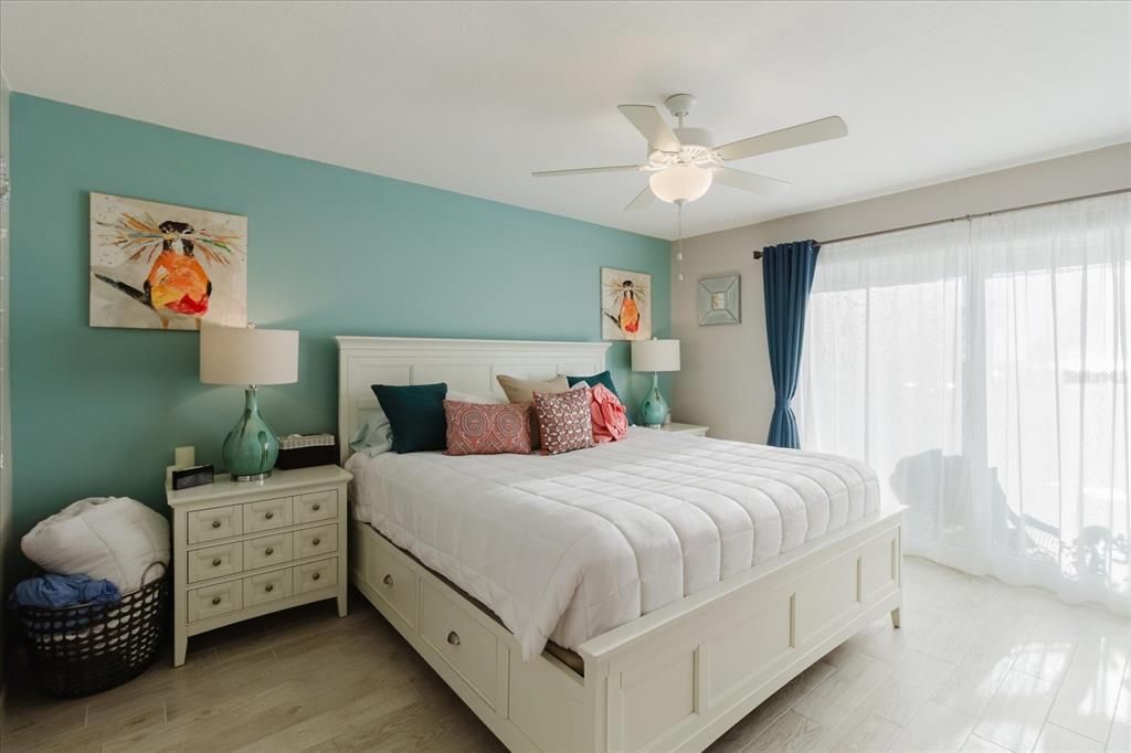 For Sale: $299,999 (1 beds, 1 baths, 968 Square Feet)