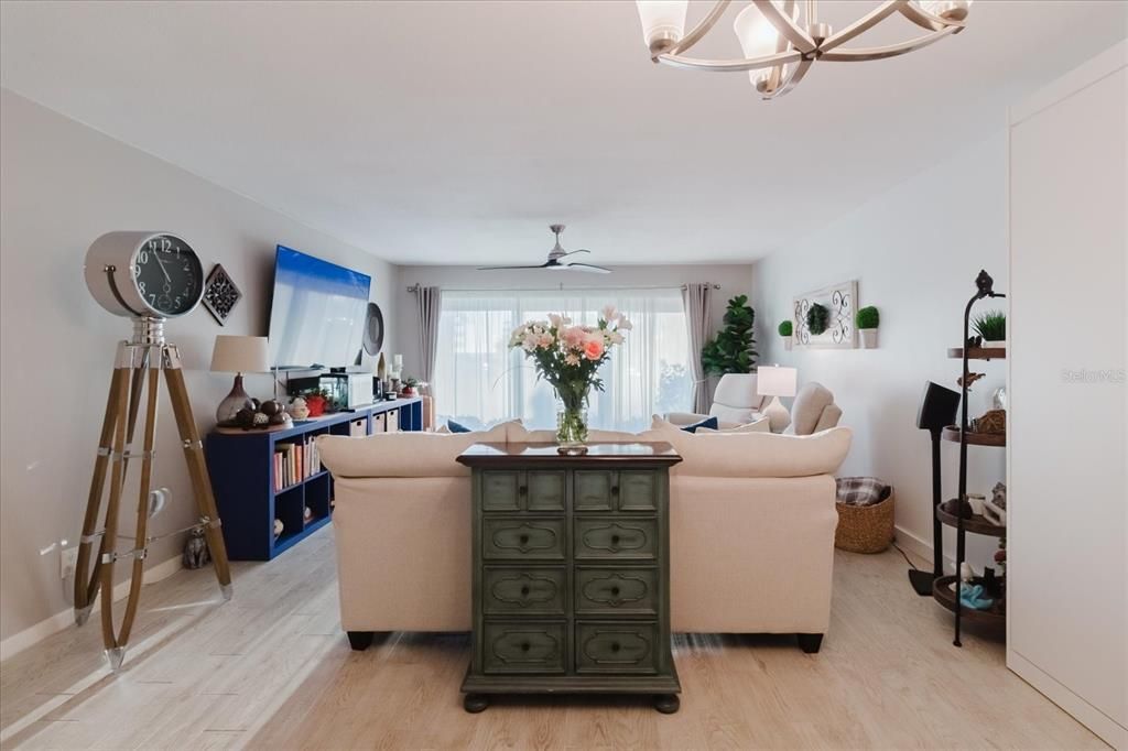For Sale: $299,999 (1 beds, 1 baths, 968 Square Feet)