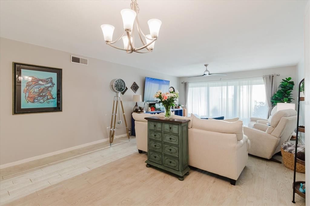 For Sale: $299,999 (1 beds, 1 baths, 968 Square Feet)
