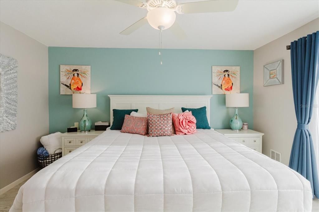 For Sale: $299,999 (1 beds, 1 baths, 968 Square Feet)