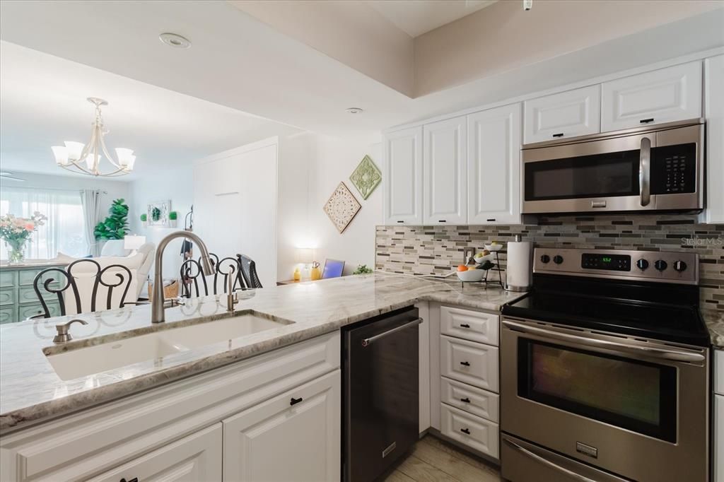 For Sale: $299,999 (1 beds, 1 baths, 968 Square Feet)