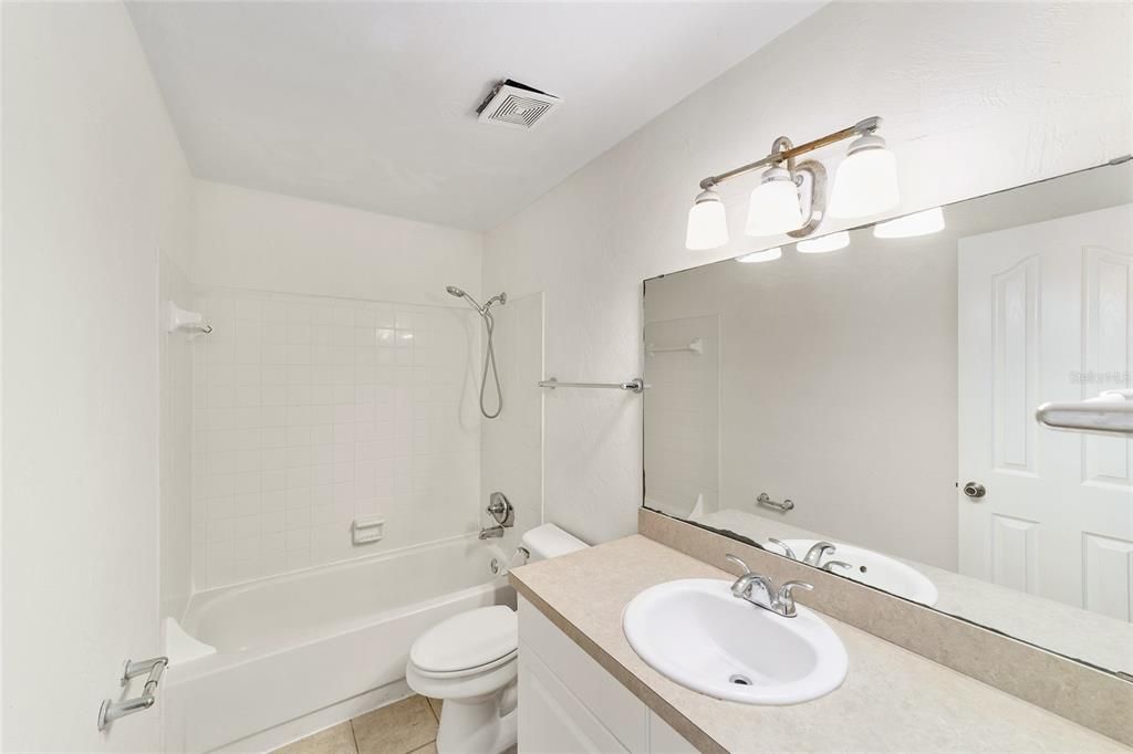 На продажу: $174,400 (4 спален, 2 ванн, 1638 Квадратных фут)