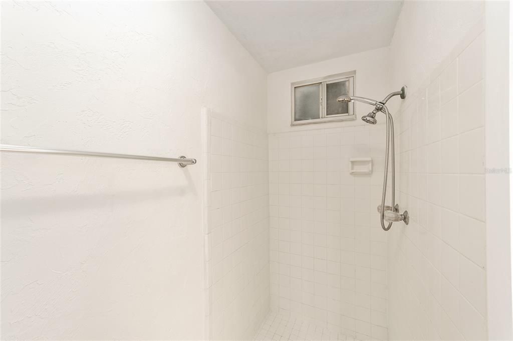 На продажу: $174,400 (4 спален, 2 ванн, 1638 Квадратных фут)