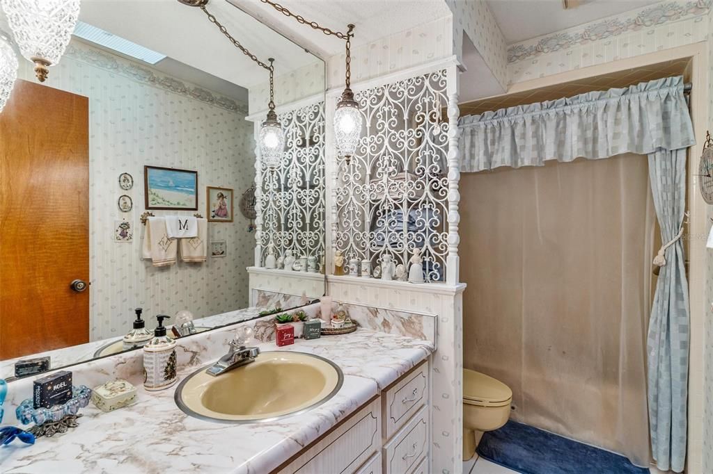 Activo con contrato: $279,900 (3 camas, 2 baños, 1933 Pies cuadrados)