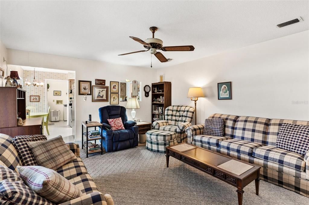 Activo con contrato: $279,900 (3 camas, 2 baños, 1933 Pies cuadrados)