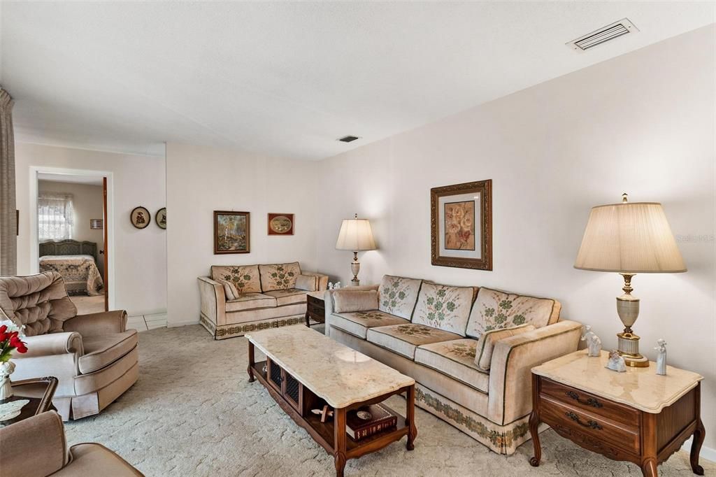 Activo con contrato: $279,900 (3 camas, 2 baños, 1933 Pies cuadrados)