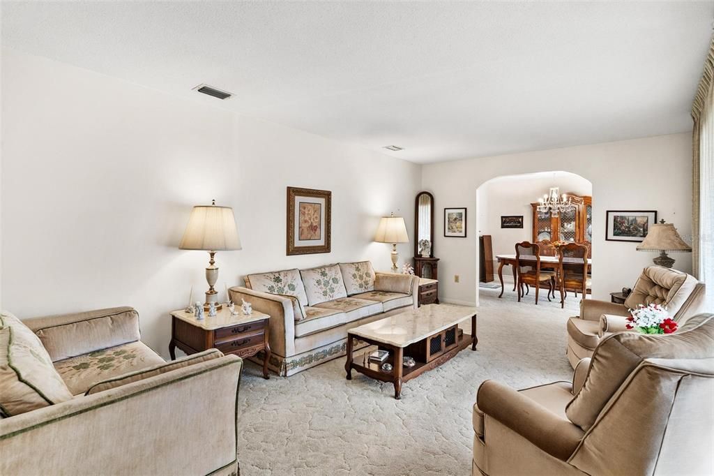 Activo con contrato: $279,900 (3 camas, 2 baños, 1933 Pies cuadrados)