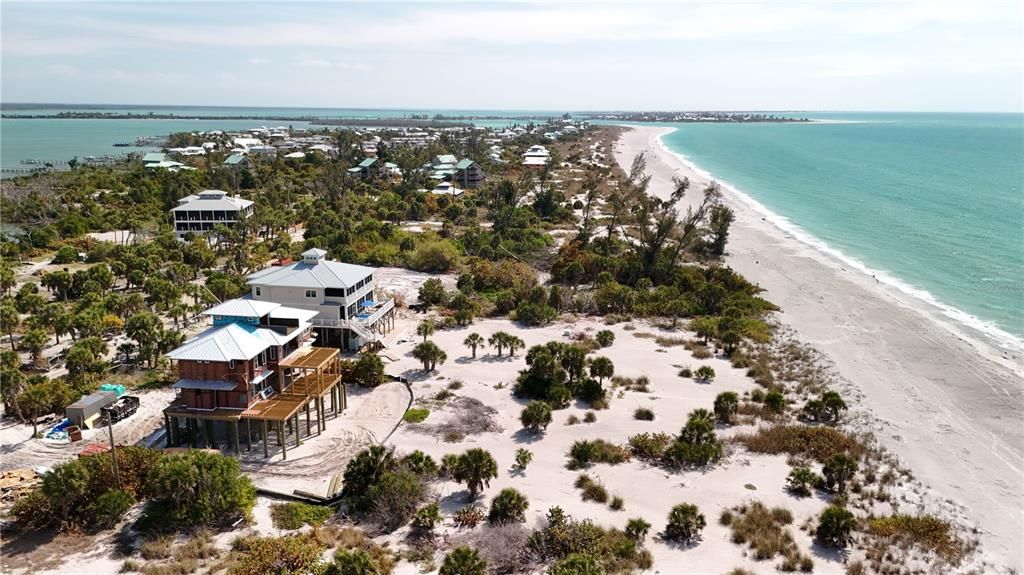 На продажу: $875,000 (1.39 acres)