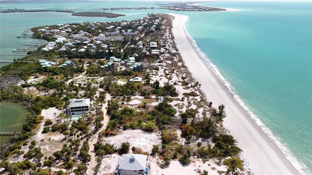 На продажу: $875,000 (1.39 acres)