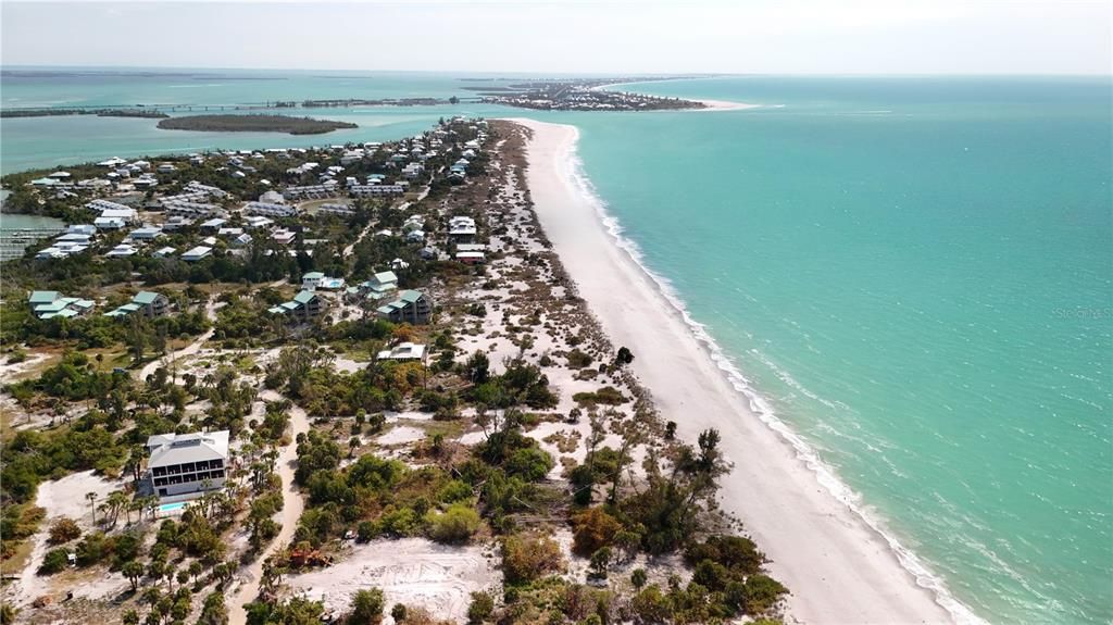 На продажу: $875,000 (1.39 acres)