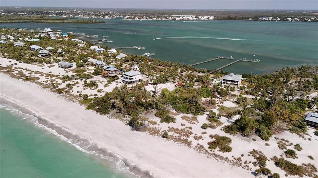 На продажу: $875,000 (1.39 acres)