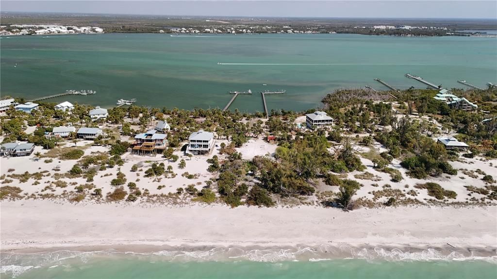 На продажу: $875,000 (1.39 acres)