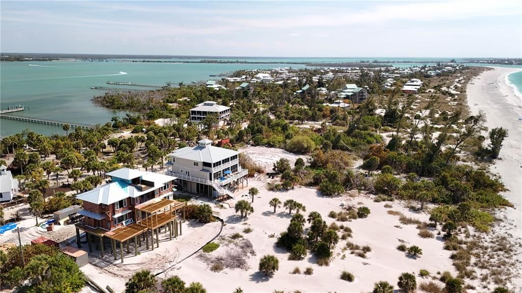 На продажу: $875,000 (1.39 acres)