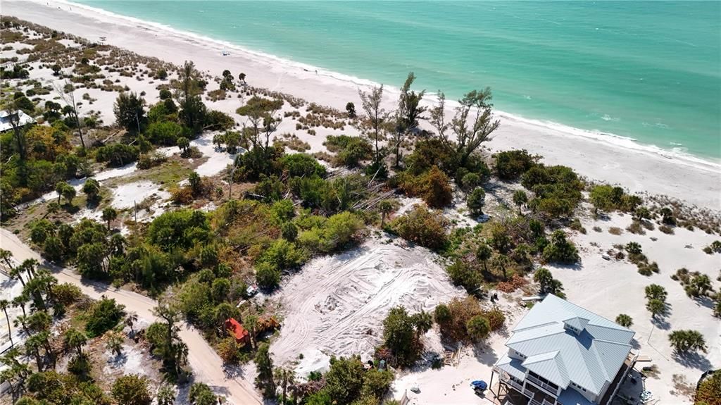 На продажу: $875,000 (1.39 acres)