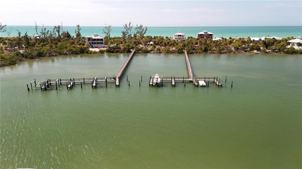 На продажу: $875,000 (1.39 acres)