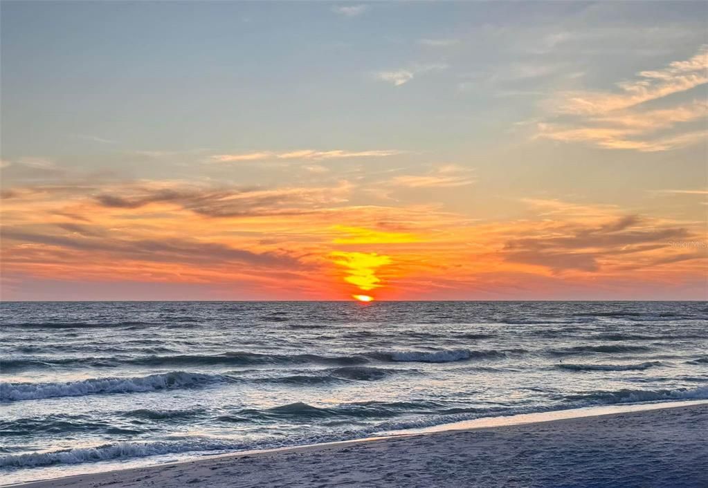 На продажу: $875,000 (1.39 acres)