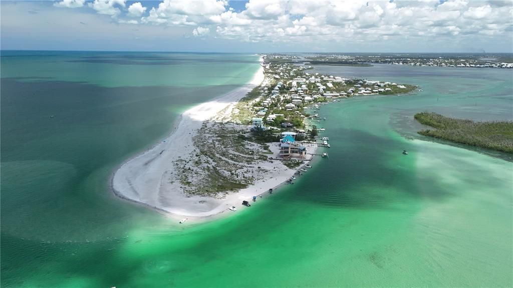 На продажу: $875,000 (1.39 acres)