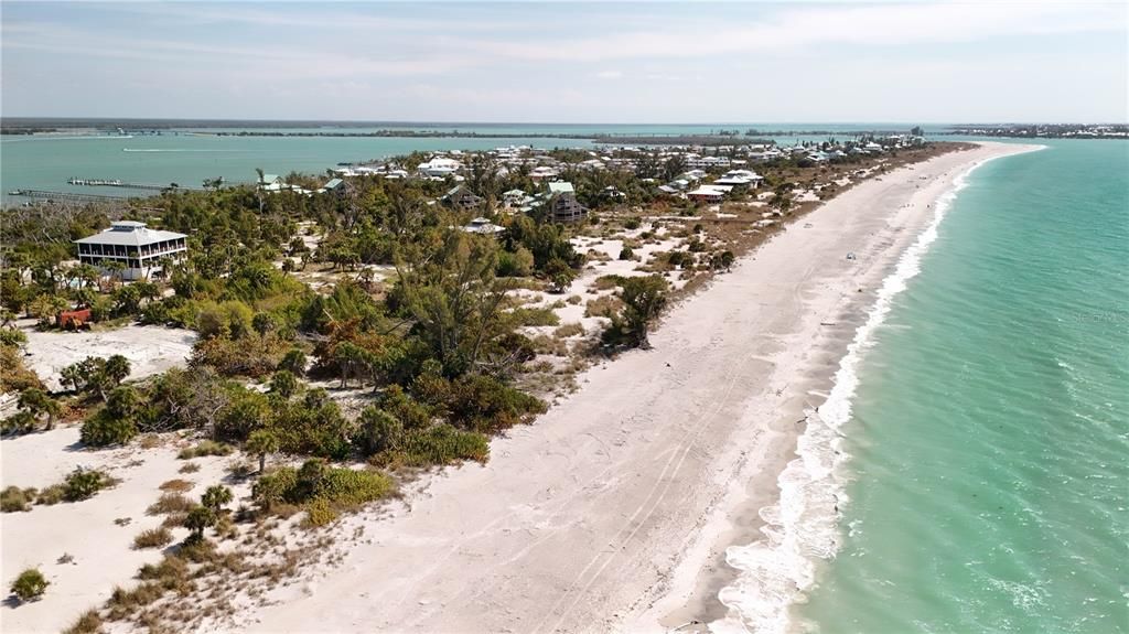 На продажу: $875,000 (1.39 acres)