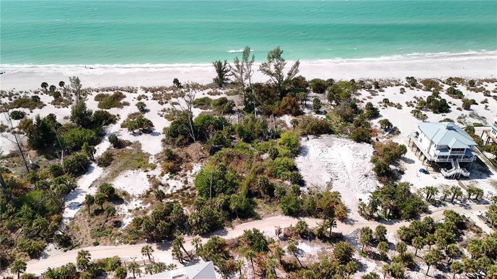 На продажу: $875,000 (1.39 acres)