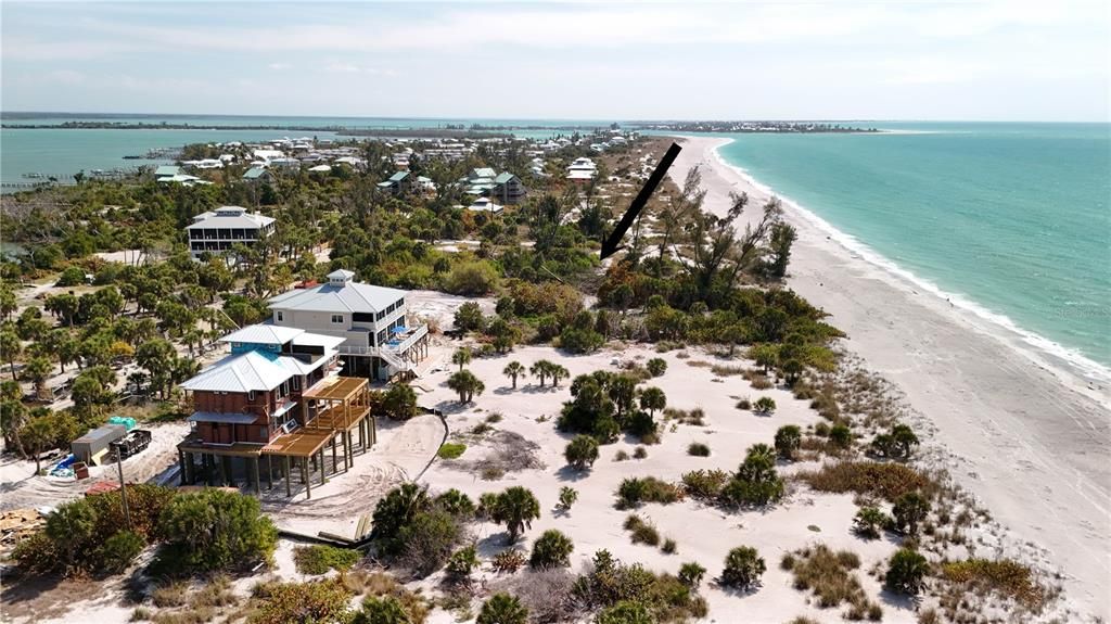 На продажу: $875,000 (1.39 acres)