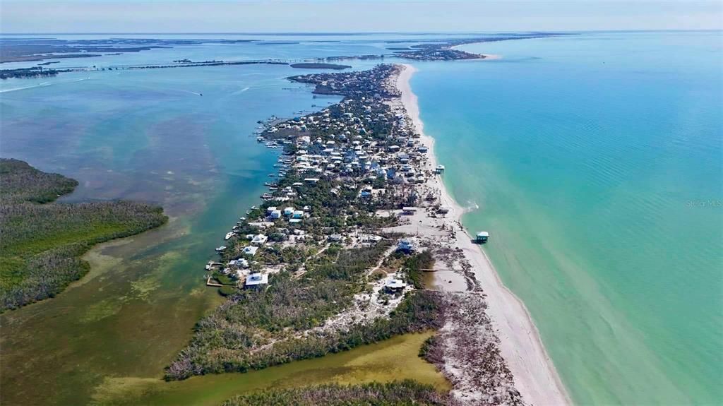 На продажу: $875,000 (1.39 acres)