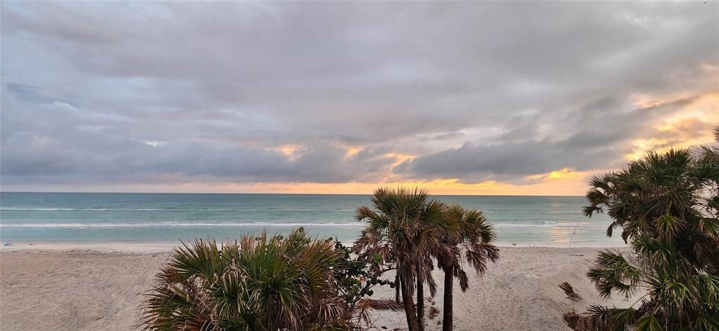 На продажу: $875,000 (1.39 acres)