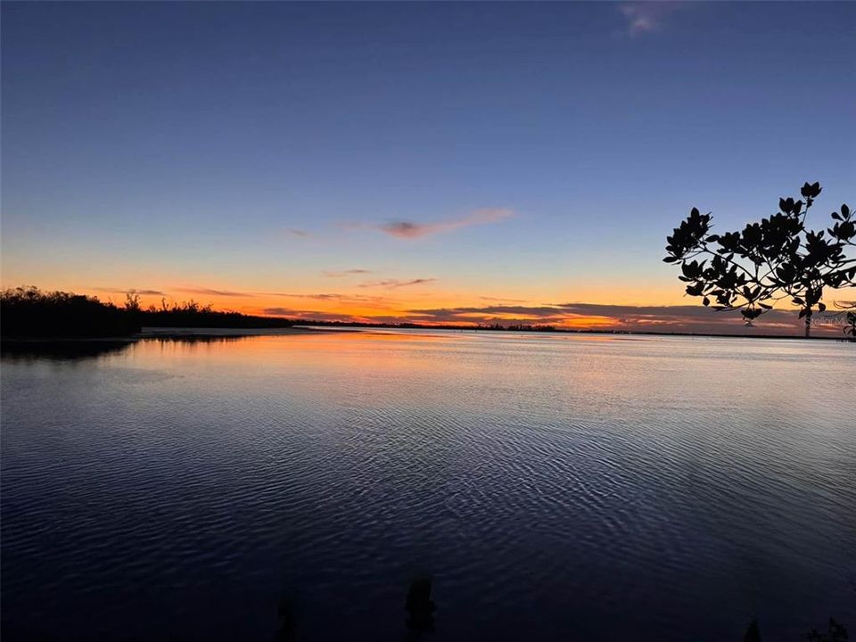 На продажу: $875,000 (1.39 acres)