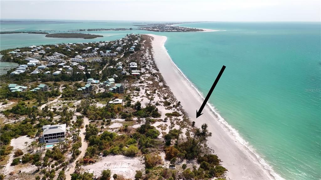 На продажу: $875,000 (1.39 acres)