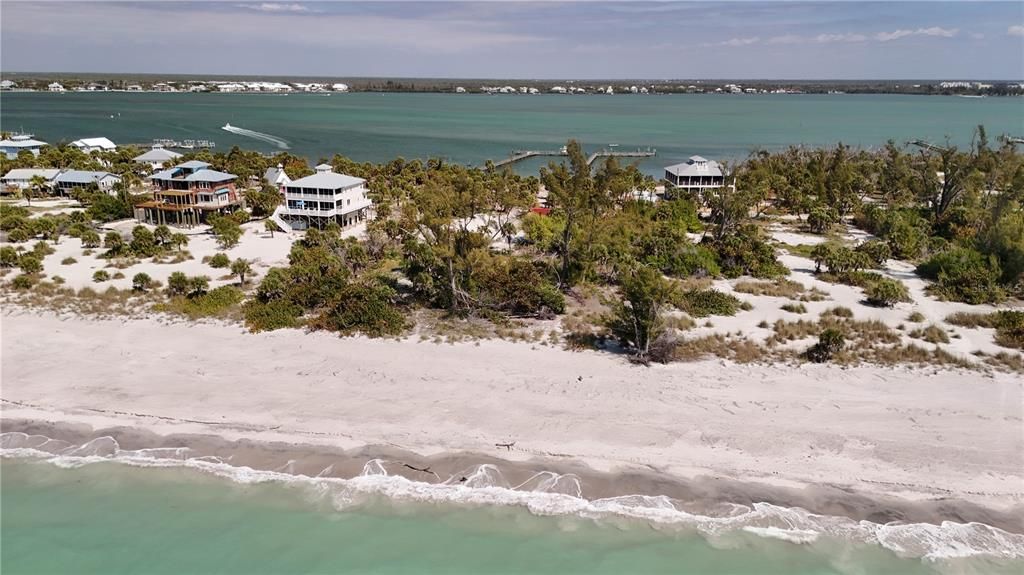 На продажу: $875,000 (1.39 acres)