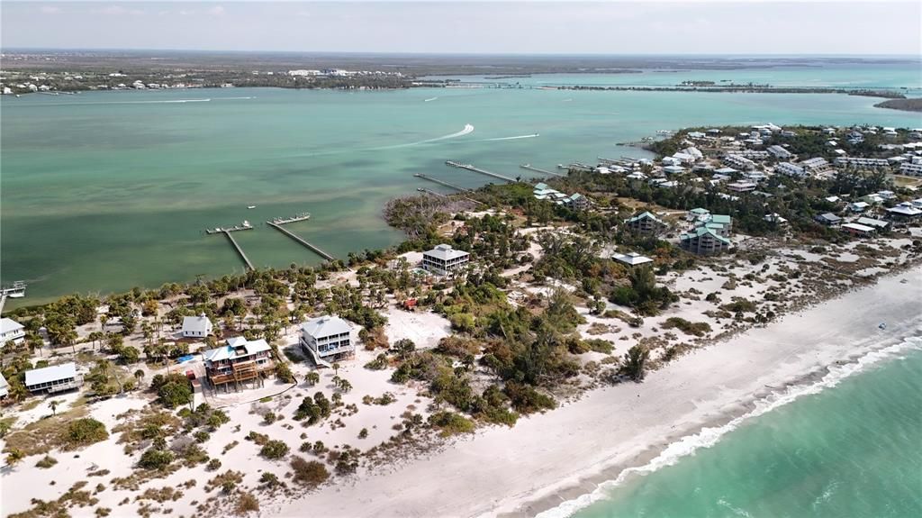 На продажу: $875,000 (1.39 acres)