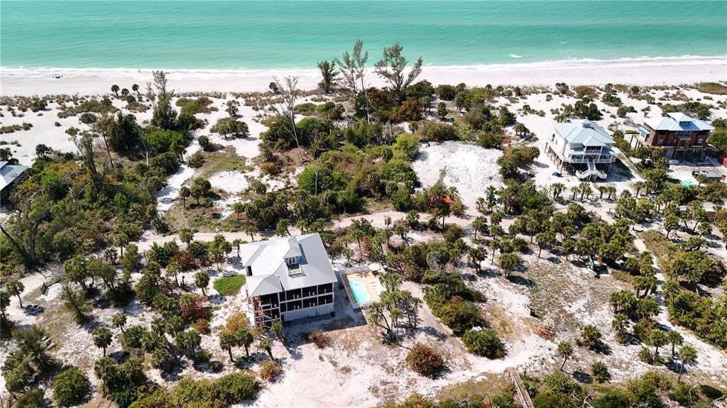 На продажу: $875,000 (1.39 acres)