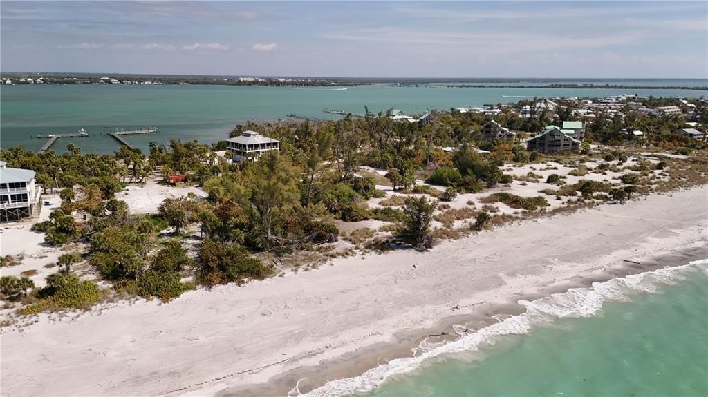 На продажу: $875,000 (1.39 acres)