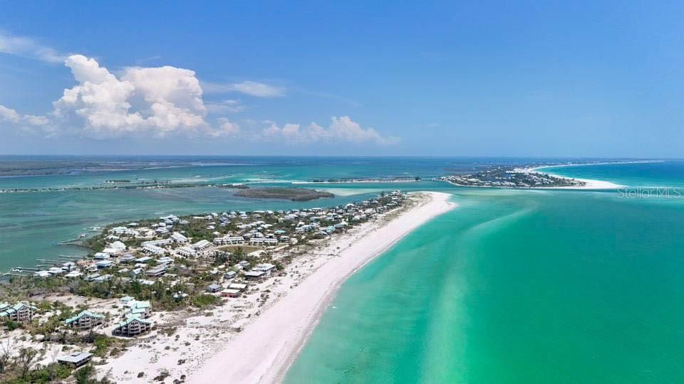 На продажу: $875,000 (1.39 acres)