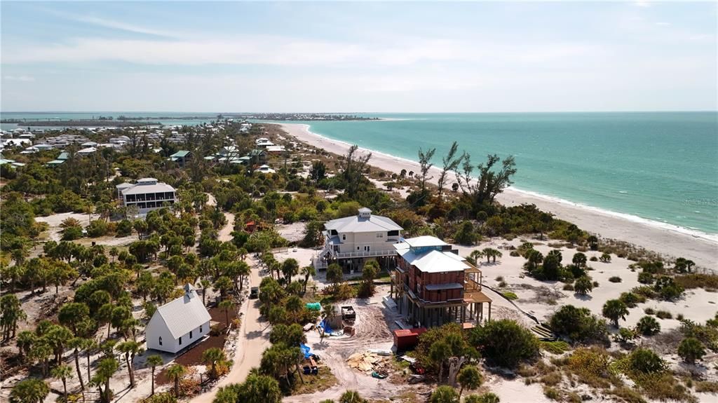 На продажу: $875,000 (1.39 acres)