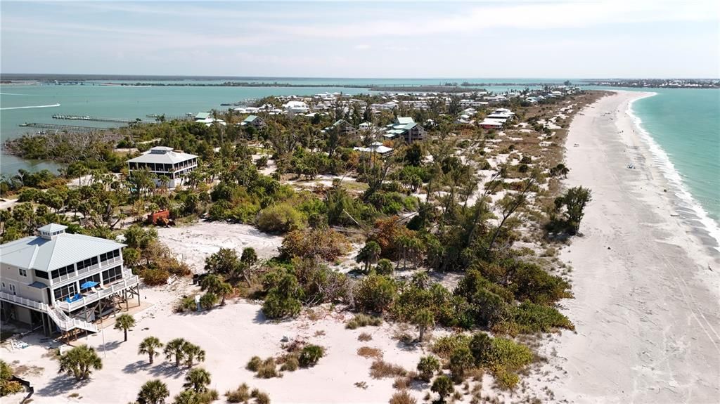 На продажу: $875,000 (1.39 acres)