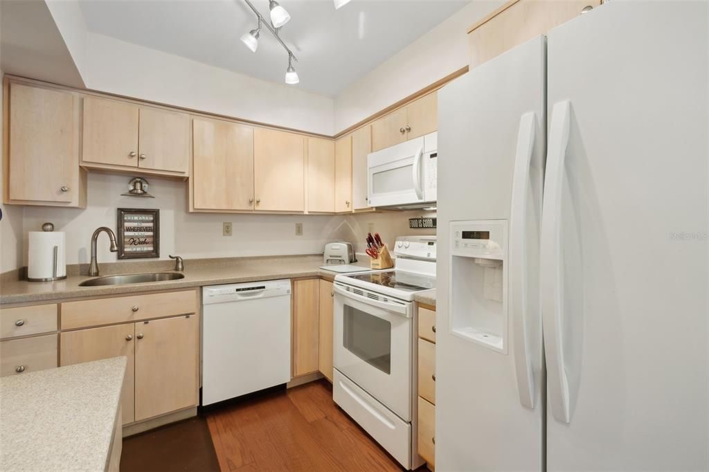 For Sale: $249,000 (2 beds, 1 baths, 825 Square Feet)