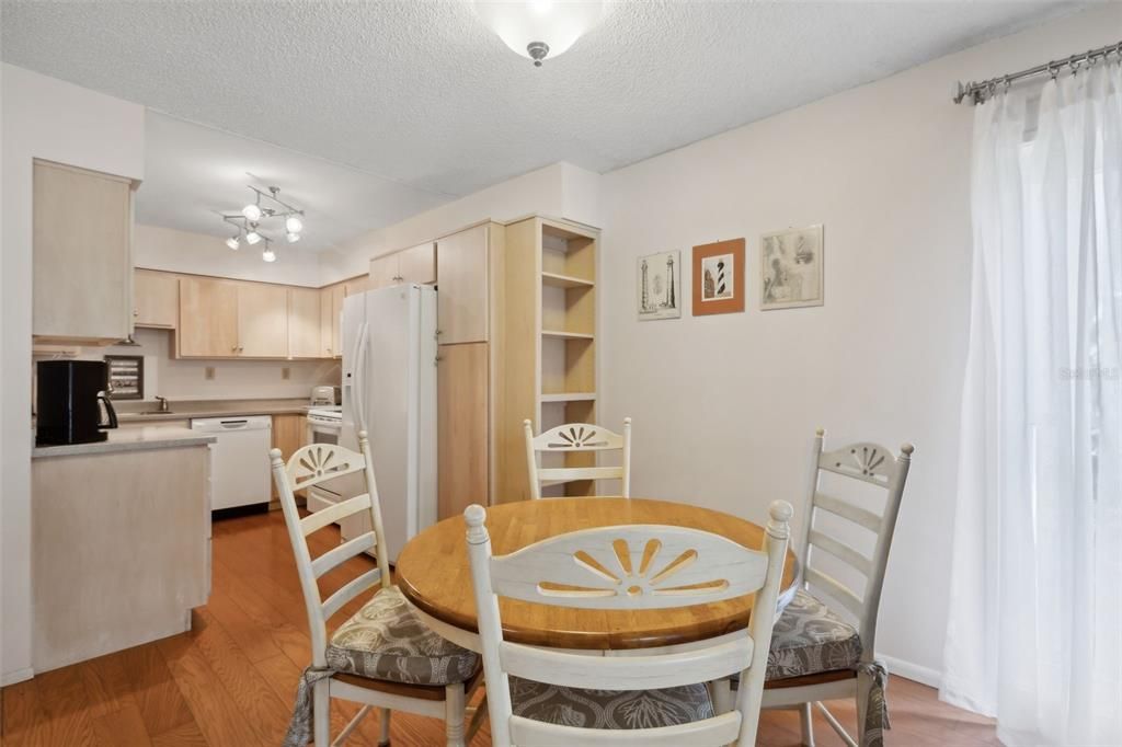 For Sale: $249,000 (2 beds, 1 baths, 825 Square Feet)