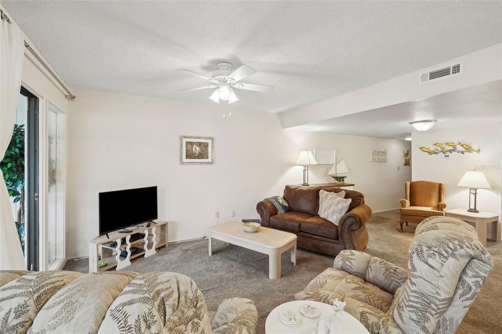 For Sale: $249,000 (2 beds, 1 baths, 825 Square Feet)