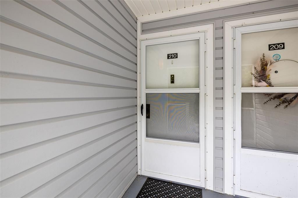 For Sale: $249,000 (2 beds, 1 baths, 825 Square Feet)