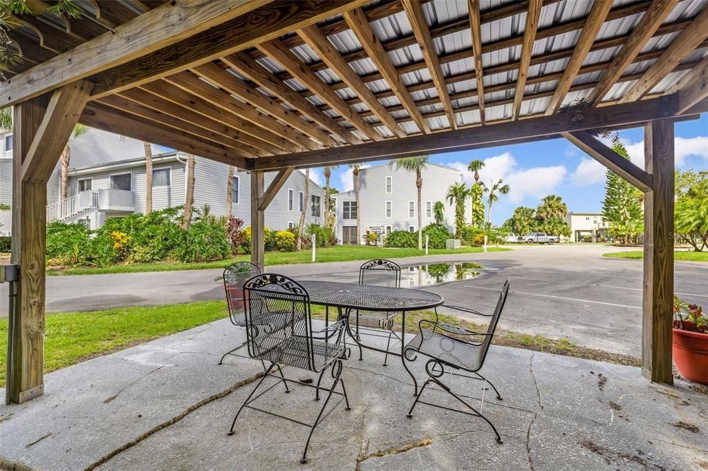 For Sale: $249,000 (2 beds, 1 baths, 825 Square Feet)