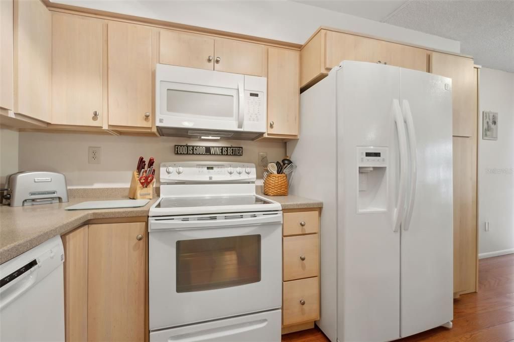 For Sale: $249,000 (2 beds, 1 baths, 825 Square Feet)